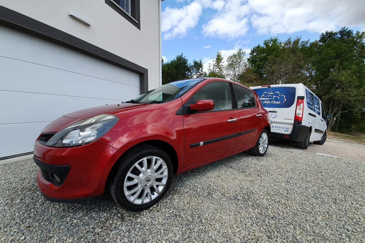 Renault Clio rouge après un lavage Titanium à domicile, devant le camion Dôme Auto Clean